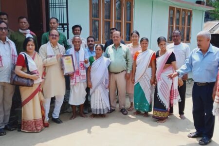 অগপ দলৰ উদ্যোগত পশ্চিম গুৱাহাটীত বয়োজেষ্ঠ্য নাগৰিকক সম্বৰ্দ্ধনা -চৰণ চুই আশীৰ্বাদ ললে বিধায়ক ৰমেন্দ্র নাৰায়ণ কলিতাই