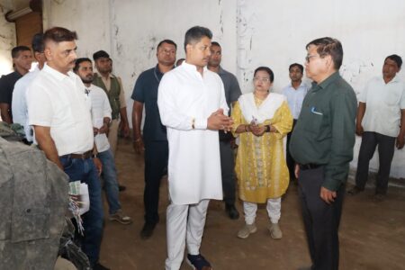 বান নিয়ন্ত্ৰণৰ বাবে ব্যৱহাৰ হ’বলগা সামগ্ৰীৰ উপযুক্ত বিতৰণৰ তদাৰক জলসম্পদ মন্ত্ৰী পীযুষ হাজৰীকা