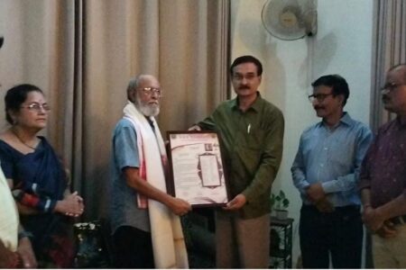 বিশিষ্ট চিত্ৰশিল্পী ননী বৰপূজাৰীক ‘উত্তৰ পুৰুষৰ মঞ্চৰ বিশেষ সম্বৰ্ধনা জ্ঞাপন