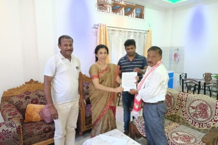 উপৰহালীত অৱসৰপ্ৰাপ্ত শিক্ষকক সম্বৰ্ধনা-মুখ্যমন্ত্ৰীৰ শুভেচ্ছা মূলক পত্ৰ প্ৰদান