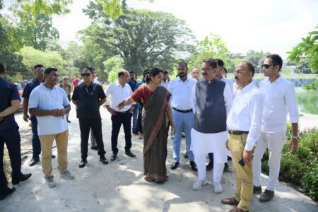 পাণবজাৰস্থিত আৰক্ষী আয়ুক্তৰ পুৰণি বাংলো চৌহদত নিৰ্মিয়মাণ উদ্যান পৰিদৰ্শন মন্ত্ৰী অশোক সিংহলৰ-ব্ৰহ্মপুত্ৰ নদীপাৰ সৌন্দৰ্যবৰ্দ্ধন প্ৰকল্পৰ সন্তোষজনক অগ্ৰগতি