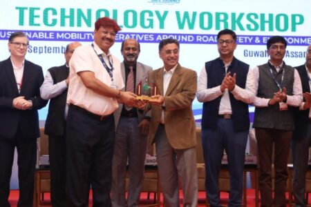 সহকাৰী পৰিবহণ আয়ুক্ত গৌতম দাস আৰু পৰিবহণ বিষয়া হিমাংশু কুমাৰ দাসলৈ দিল্লীৰ সৰ্বভাৰতীয় সংস্থাৰ বিশেষ বঁটা