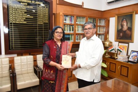 ৰাজভৱনত অসমৰ ৰাজ্যপালক নাৰ্চিছিজম গ্ৰন্থৰ প্ৰথমটো কপী প্রদান সচিব স্বপ্না দত্ত ডেকাৰ