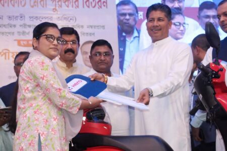 শিলচৰত মেধাৱী ছাত্ৰ-ছাত্ৰীলৈ ড° বাণীকান্ত কাকতি মেধা বঁটাৰ অধীনত স্কুটাৰ বিতৰণ কাৰ্যসূচীত মন্ত্ৰী পীযুষ হাজৰীকা