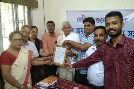 লোকশিল্পী লোকেশ্বৰ ডেকাক ৰেডিঅ’ শ্ৰোতা সংঘৰ সম্বৰ্ধনা