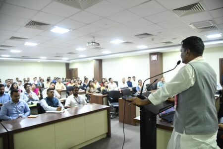 ৰাজ্যৰ পৌৰসভাসমূহৰ কাৰ্যবাহী বিষয়াসকলৰে মন্ত্ৰী অশোক সিংহলৰ বিশেষ বৈঠক-নগৰাঞ্চলৰ নাগৰিকৰ জীৱন-ধাৰণৰ মান উন্নত কৰাৰ বাবে ‘ৰূপান্তৰৰ প্ৰতিনিধি’ৰূপে কাম কৰিব লাগিব অসম নগৰ প্ৰশাসনিক সেৱাৰ নৱনিযুক্ত বিষয়াসকলেঃ সিংহল