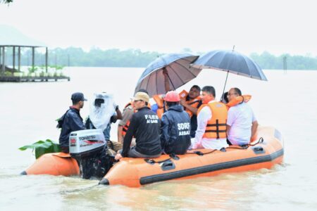 নুমলীগড়ৰ মহুৰামুখত ব্ৰহ্মপুত্ৰৰ বাঢ়নী পানীত ছিগা মথাউৰি পৰিদৰ্শন মন্ত্ৰী পীযুষ হাজৰীকাৰ