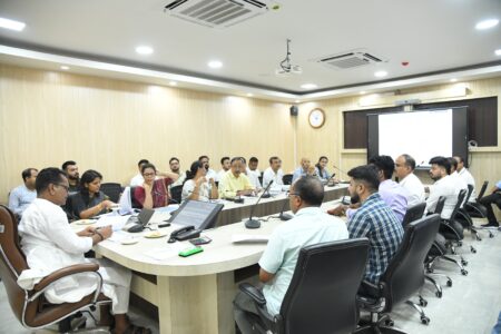 পৌৰ প্ৰশাসনৰ সংস্কাৰ, উদ্যান আৰু বজাৰগৃহ নিৰ্মাণ, স্বচ্চ ভাৰত অভিযান আদি বিভিন্ন বিষয়ত জনতা ভৱনত মন্ত্ৰী অশোক সিংহলৰ কেইবাখনো গুৰুত্বপূৰ্ণ বৈঠক