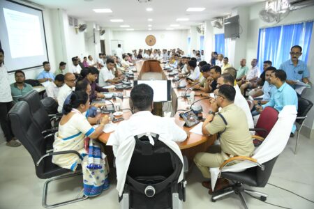 গোৱালপাৰাৰ সদ্যপ্ৰয়াত ব্যৱসায়ী অশোক গোৱেলৰ বাসগৃহত উপস্থিত হৈ শোকাৰ্ত পৰিয়ালবৰ্গক সাক্ষাৎ মন্ত্ৰী অশোক সিংহলৰ