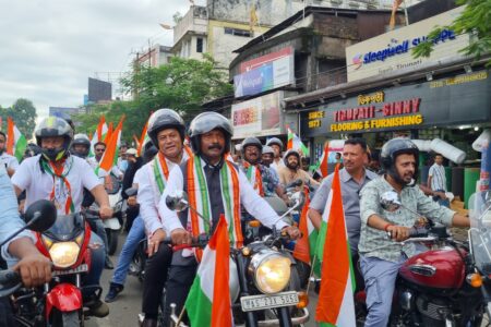তিনিচুকীয়াত বিজেপিৰ কাৰ্যকৰ্তাৰ সৈতে হৰ ঘৰ তিৰংগা অভিযানৰ বাইক ৰেলীত কেন্দ্ৰীয় মন্ত্ৰী সৰ্বানন্দ সোণোৱালৰ অংশগ্ৰহণ