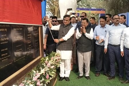প্ৰথমবাৰৰ বাবে কৃষি প্ৰধান ৰাণী চাপৰি সংযোগ হ’ব ভাসমান দলঙৰে আৰু আলোকিত হ’ব বিদ্যুতৰ পোহৰৰে-দুয়োখন আঁচনিৰ আধাৰশিলা স্থাপন মুখ্যমন্ত্ৰী ডঃ হিমন্ত বিশ্ব শৰ্মাৰ