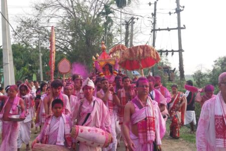 বটদ্রৱাৰ দৌল মহোৎসৱ – দৃষ্টিনন্দন সাংস্কৃতিক সমাহাৰেৰে গোঁসাইক লৈ দৌললৈ যাত্রা