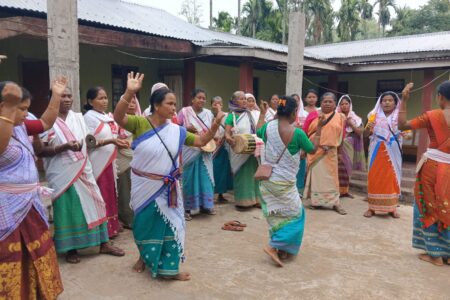 পশ্চিম গুৱাহাটীৰ ৰাণীৰ পাৰ্শ্ববৰ্তী পাথৰখামাৰ উমচাও গাঁৱত ৰাভা জনগোষ্ঠীৰ মহিলাৰ পৰম্পৰাগত বিহু উদযাপন