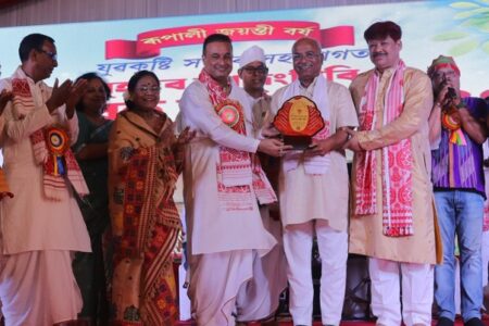 ৰাষ্ট্ৰীয় স্বয়ংসেৱক সংঘৰ অখিল ভাৰতীয় কাৰ্যকৰণী সদস্য উল্লাশ কুলকাৰ্নীলৈ বৃহত্তৰ আদিংগিৰি ৰঙালী বিহু সম্মিলনীৰ মানৱ দৰদী বঁটা
