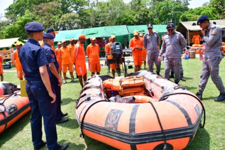 অসম সহ উত্তৰ পূবৰ তিনিখন ৰাজ্যত প্ৰাকৃতিক দুৰ্যোগত আক্ৰান্ত লোকক উদ্ধাৰৰ বাবে সাজু এন ডি আৰ এফৰ ১৮ টা দলৰ ৫৫০ জন প্ৰশিক্ষিত উদ্ধাৰকাৰী